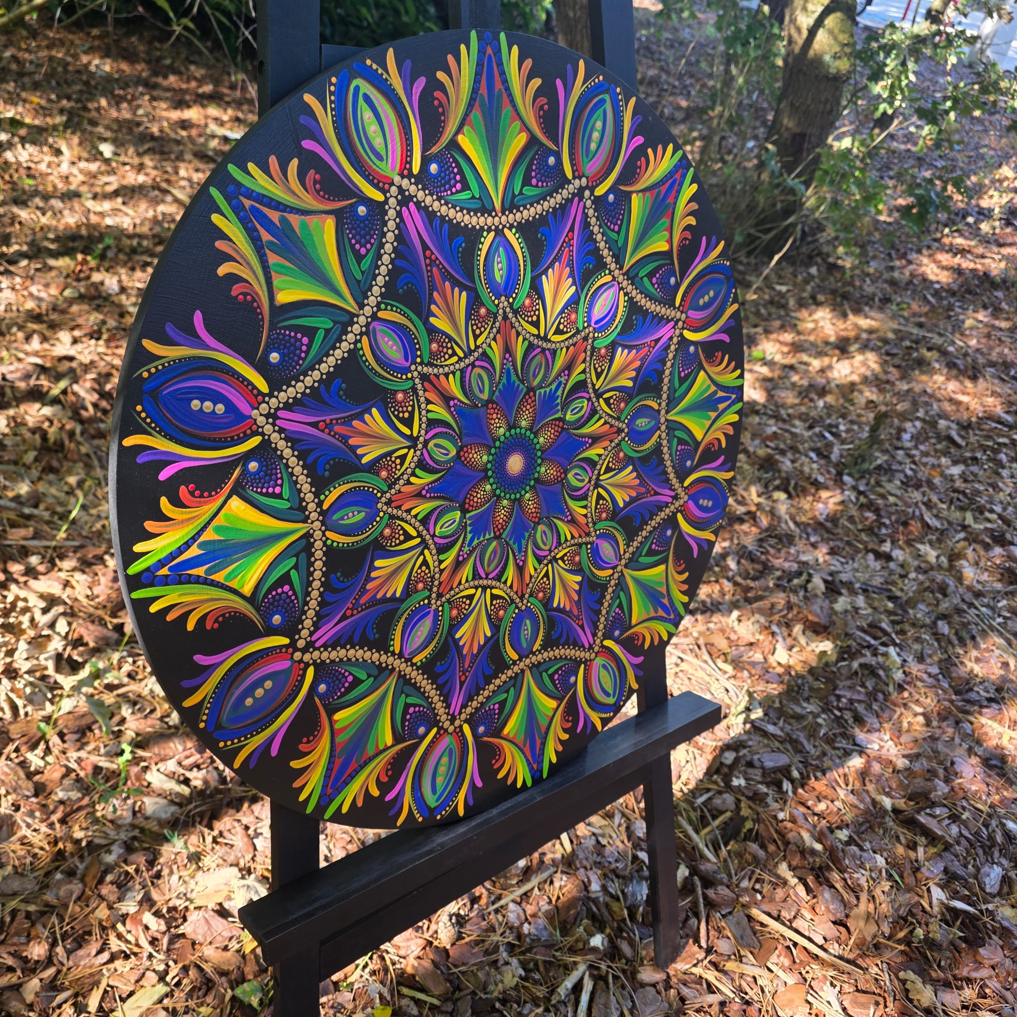 Handgeschilderde Mandala – Fluorescerende Reis (60 cm)