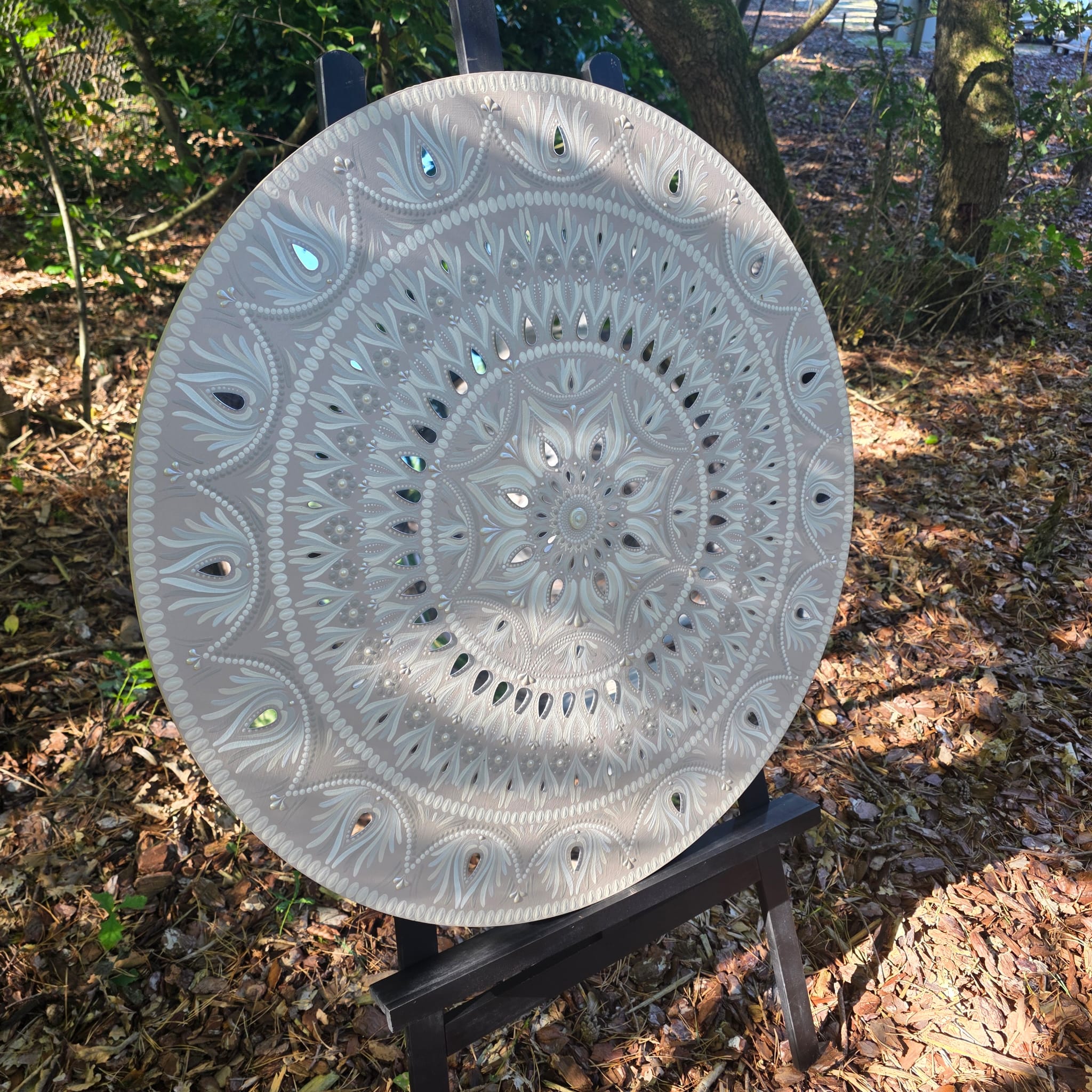 Handgeschilderde Mandala – The Reflective Sunwheel (75 cm)