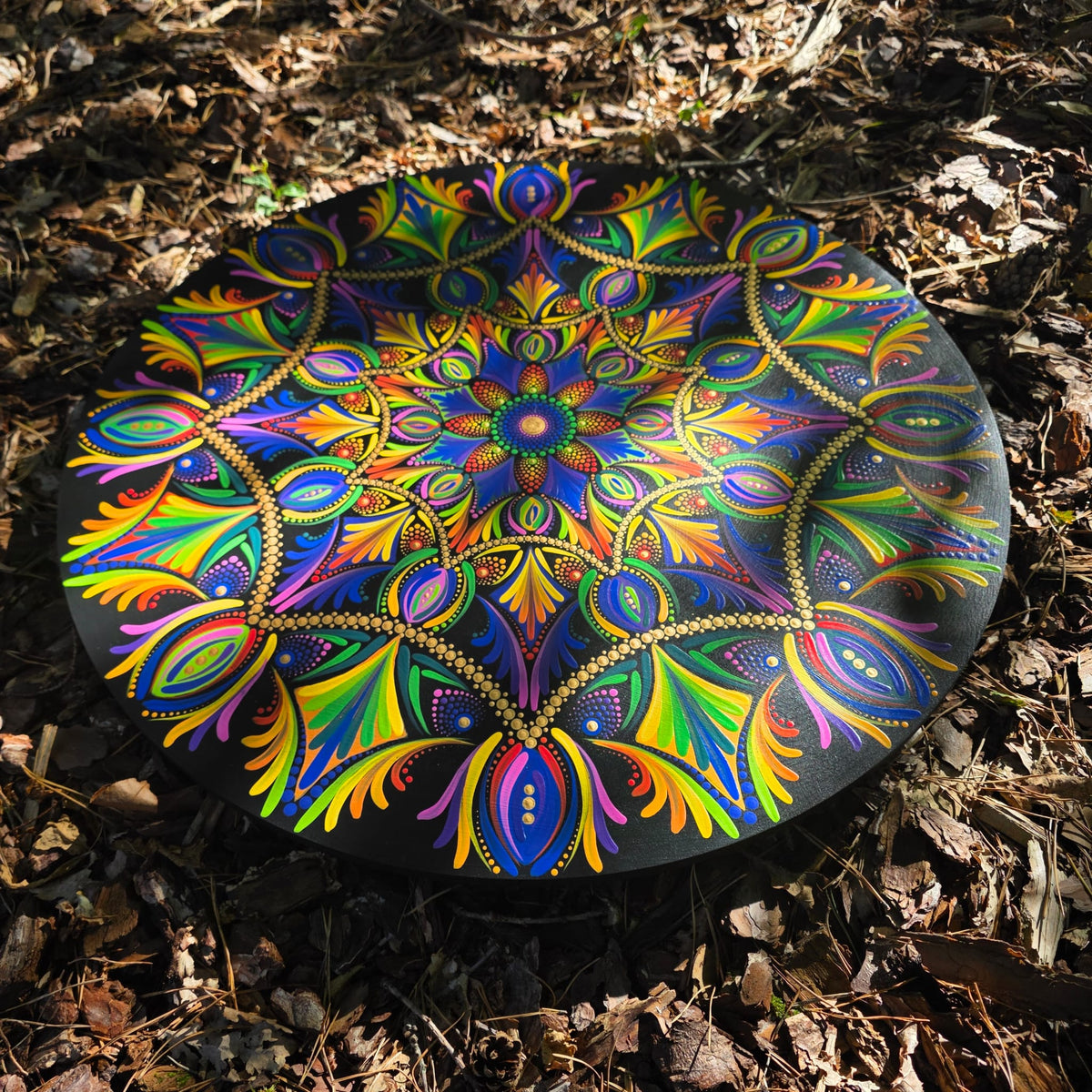 Handgeschilderde Mandala – Fluorescerende Reis (60 cm)